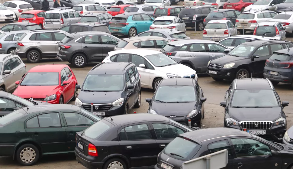 Osijek, 22. 01. 2025.,Šamačka ulica, parking - Rupa, parking, parkirališna mjesta, guzvaSNIMIO BRUNO JOBST