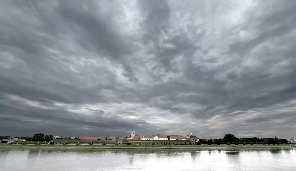 Osijek, 24. 07. 2024., Tvrđa, oblaci, oblak, pred oluju, oluja, promjena vremenaSNIMIO BRUNO JOBST