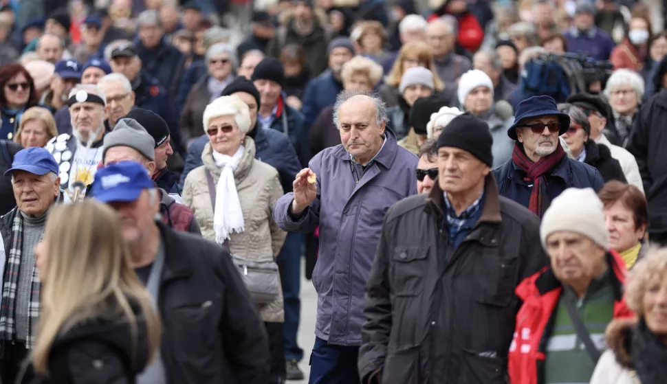Zagreb, 01.03.2025 - Prosvjed "Protiv siromaštva, korupcije, kriminala i pohlepe" u organizaciji Bloka umirovljenici zajedno (BUZ) na Trgu bana Jelačića u Zagrebu.foto HINA/ Damir SENČAR/ ds