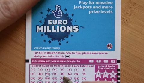 Jedan sretni dobitnik u Britaniji osvojio je Džek Pot od 39 miliona funti na lutriji "Euromilions", javlja "Skaj njuz".Dobitni brojevi su 16, 28, 32, 44 i 48, a takozvane sretne zvijezde 1 i 9.Još 10 igrača osiguralo je po milion funti u specijalnom novogodišnjem izvlačenju, saopšteno je iz Nacionalne lutrije.Igračima je sugerisano da provjere svoje tikete onlajn ili preko aplikacije Nacionalna lutrija. 