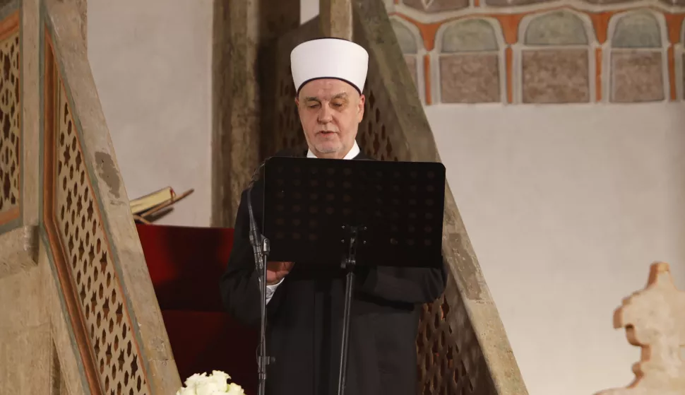 Sarajevo, 30.3.2025.- Poglavar Islamske zajednice u Bosni i Hercegovini Husein Kavazovi? upozorio je u nedjelju da je mir u njegovoj zemlji ugro?en istaknuv?i kako muslimani toga moraju biti svjesni a dr?ava u takvoj situaciji ne smije biti pasivna. Reis Kavazovi? ovo je rekao u svojoj hutbi (propovijedi) tijekom sredi?nje molitve u sarajevskoj Begovoj d?amiji u povodu Ramazanskog bajrama. foto HINA/ FENA/ Amer Kajmovi?/ ua