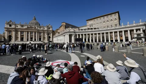 epa11999117 People gather in St. Peter's Square, where Pope Francis usually delivers the Angelus noon prayer from his studio's window, Vatican City, 30 March 2025. EPA/FABIO FRUSTACI