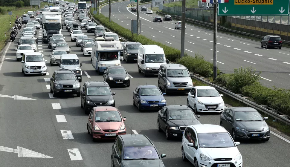 Zagreb, 11.08.2018 - Ovaj vikend dolazi do smjene gostiju te su pojačane gužve na autocestama prema moru. Na slici gužve na ulazu na auto cestu u Lučkom.foto HINA/ Tomislav PAVLEK /tp