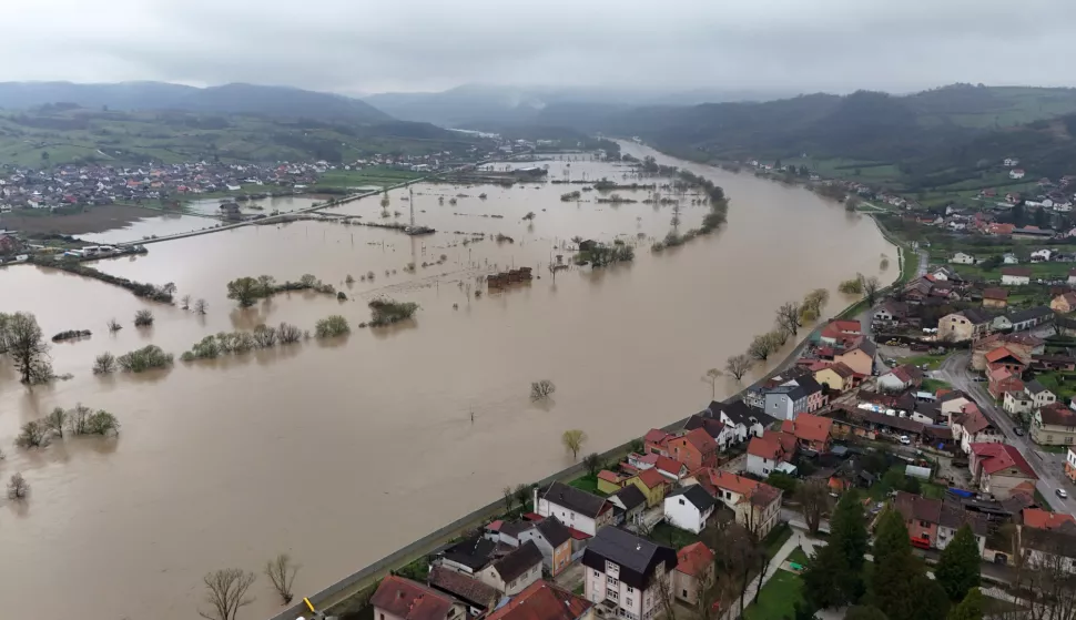 Hrvatska Kostajnica, 29.3.2025.- Rijeka Una izlila se iz Korita kod Hrvatske Kostajnice. Naselja Slabinje, Kuljani i Un?ani kao i ulica A.Star?evi?a u Hrvatskoj Kostajnici okru?eni su vodom koja se izlila iz rijeke Une. Hrvatsku Kostajnicu posjetili su ministrica za?tite okoli?a i zelene tranzicije Marija Vu?kovi? i generalni direktor Hrvatskih voda Zoran ?urokovi?. foto HINA/ Daniel Pavli?/ ua