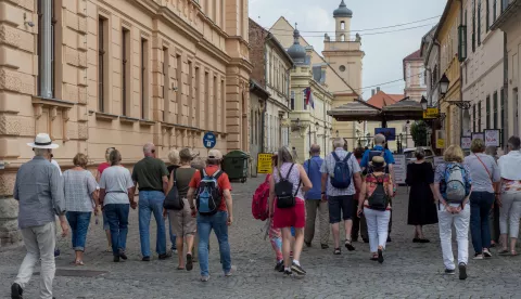 OSIJEK- 15.07.2021., Tvrđa, njemački turisti u razgledavanju grada i Tvrđe, slobodnjak.Foto: Andrea Ilakovac