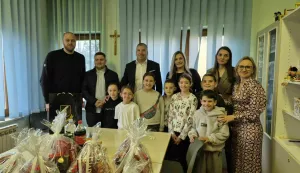 RAJEVO SELONačelnik Općine Drenovci&nbsp;Josip Nasurović, u pratnji općinskih vijećnika Ivana Erslana i Domagoja Markovića, posjetio je Područnu &scaron;kolu Rajevo Selo kako bi čestitao učenicima, njihovim mentoricama&nbsp;Aniti Tufekčić i Ma&scaron;i Budimski Voloder&nbsp;te ravnateljici &scaron;kole Marijani Lucić na osvajanju donacije od nekoliko novih računala u sklopu HEP-ove akcije "Za na&scaron;e male genijalce",ožujak 2025.