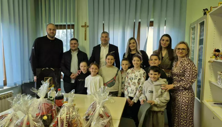 RAJEVO SELONačelnik Općine Drenovci&nbsp;Josip Nasurović, u pratnji općinskih vijećnika Ivana Erslana i Domagoja Markovića, posjetio je Područnu &scaron;kolu Rajevo Selo kako bi čestitao učenicima, njihovim mentoricama&nbsp;Aniti Tufekčić i Ma&scaron;i Budimski Voloder&nbsp;te ravnateljici &scaron;kole Marijani Lucić na osvajanju donacije od nekoliko novih računala u sklopu HEP-ove akcije "Za na&scaron;e male genijalce",ožujak 2025.