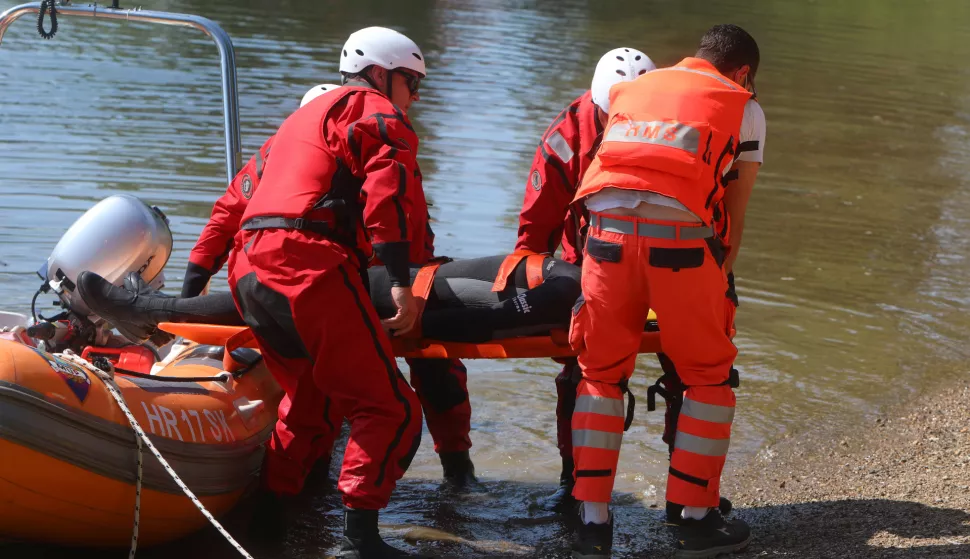 21.08.2021., Karlovac - U organizaciji Saveza cuvara Hrvatske odrzana je "Terenska vjezba Civilne zastite 2021 – RANGER HRVATSKA 4 RIJEKE", spasavanje utopljenika na rijeci, koju su prezentirali pripadnici Ravnateljstva civilne zastite, JVP Karlovac, HMP Karlovac, HGSS Karlovac, MUP Karlovac i ronioci Ranger-Cuvari prirode Hrvatska - Karlovac. rPhoto: Kristina Stedul Fabac/PIXSELL