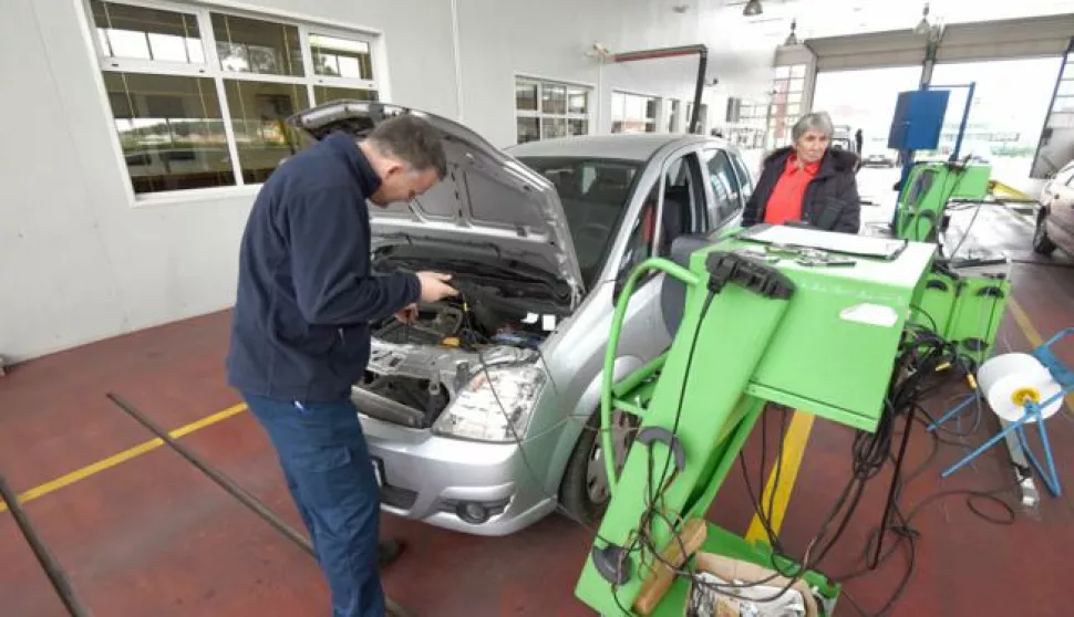 23.11.2015., Pula - Stanica za teknicki pregled vozila Brijuni. Preventivno-sigurnosna akcija nadzora tehnicke ispravnosti vozila Dani tehnicke ispravnosti vozila 2015, odrzava se od 23. do 28. studenoga.  Photo: Dusko Marusic/PIXSELL------3 STUPCA COLORNOVOSTI