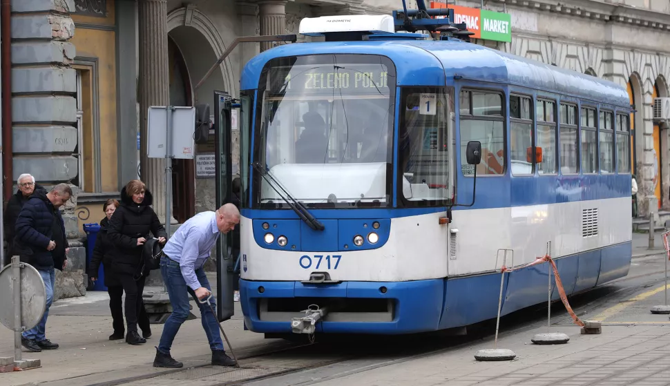 Osijek, 03. 02. 2025., Ulica J. J. Strossmayera; kod Trga A. Starčevića; tramvajska stanica; privremena tramvajska stanicaSNIMIO BRUNO JOBST