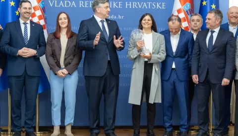 Zagreb, 31.03.2025. - Predsjednik Vlade Andrej Plenković primio je Zrinku Ljutić i predstavnike Hrvatskog skijaškog saveza u povodu osvajanja malog Kristalnog globusa u slalomu.Na fotografiji Tonči Glavina, Leona Popović, Andrej Plenković, Zrinka Ljutić, Amir Ljutić, Vedran Pavlek.foto HINA/ Edvard ŠUŠAK/ es