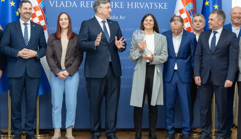 Zagreb, 31.03.2025. - Predsjednik Vlade Andrej Plenković primio je Zrinku Ljutić i predstavnike Hrvatskog skijaškog saveza u povodu osvajanja malog Kristalnog globusa u slalomu.Na fotografiji Tonči Glavina, Leona Popović, Andrej Plenković, Zrinka Ljutić, Amir Ljutić, Vedran Pavlek.foto HINA/ Edvard ŠUŠAK/ es