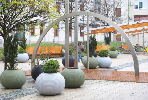 Osijek, 09. 12. 2024, Vrt Jagode Truhelke, Kapucinska ulica, obilazak, ozelenjavanje, parkirališta, Radić, Pandžić SNIMIO BRUNO JOBST