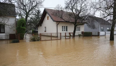 Orahovica, 28.3.2025.- Zbog obilnih ki?a u isto?nim dijelu Viroviti?ko-podravske ?upanije (VP?) zatvorene su lokalne ceste, ?kolska nastava odr?ava se na daljinu, a rijeka Vojlovica izlila se iz korita, no ku?e zasada nisu ugro?ene, izvijestili su u petak iz ?upanije. foto HINA/ ua