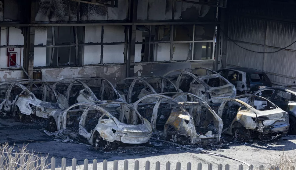 epa12001635 A view of burnt out vehicles at a vandalised Tesla car dealership where 17 parked cars were destroyed by fire overnight on the outskirts of Rome, Italy, 31 March 2025. Investigators have not excluded arson as they probe the causes of the overnight fire at the Tesla dealership. EPA/MASSIMO PERCOSSI