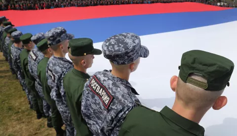 epa10133373 Russian soldiers hold a huge National flag of Russia, at the Poklonnaya hill, marking the Russian National Flag Day in Moscow, Russia, 22 August 2022. The day marks the anniversary of the 22 August 1991 when members of the Supreme Council of the RSFSR (Russian Soviet Federative Socialist Republic) replaced the Soviet Union Flag with a historical flag of Russia following the failure of a coup. EPA/MAXIM SHIPENKOV