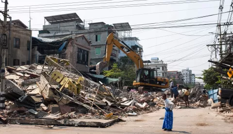 epa12001392 People look at a collapsed building following an earthquake in Mandalay, Myanmar, 31 March 2025. More than 1,700 people have been killed and thousands injured after a 7.7-magnitude earthquake struck the country on 28 March, according to the Myanmar government. EPA/STRINGER