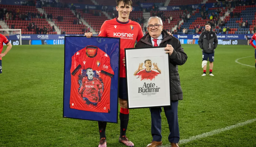 Pamplona, 3.3.2025.- Hrvatski nogometni reprezentativac Ante Budimir, koji je u nedjelju pogotkom za Osasunu u remiju 3-3 s Valencijom postao najbolji strijelac u povijesti kluba u prvoj ?panjolskoj ligi, rekao je da ?e zauvijek pamtiti dan kada je do?ao do 58. gola. Predsjednik kluba Luis Sabalza uru?io je nakon utakmice hrvatskom internacionalcu dva poklona, komemorativnu sliku i ru?no napravljeni crte? na dresu kluba. foto HINA/ C.A. Osasuna/ ua