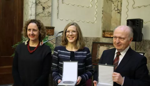 Zagreb, 31.03.2025 - Svečana dodjela Nagrade Iso Velikanović, najvećega priznanja za književnoprevodilački rad u RH. Nagrada za životno djelo dodijeljena je akademiku Mislavu Ježiću, a godi&scaron;nja nagrada Lei Kov&aacute;cs. Nagrade je dobitnicima uručiila ministrica kulture i medija Nina Obuljen Koržinek. Na fotografiji ministrica Nina Obuljen Koržinek, Lea Kov&aacute;cs, Mislav Ježić.foto HINA/ Denis CERIĆ /dc