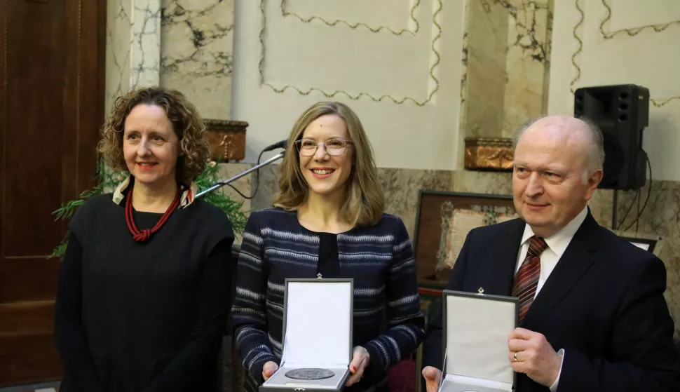 Zagreb, 31.03.2025 - Svečana dodjela Nagrade Iso Velikanović, najvećega priznanja za književnoprevodilački rad u RH. Nagrada za životno djelo dodijeljena je akademiku Mislavu Ježiću, a godi&scaron;nja nagrada Lei Kov&aacute;cs. Nagrade je dobitnicima uručiila ministrica kulture i medija Nina Obuljen Koržinek. Na fotografiji ministrica Nina Obuljen Koržinek, Lea Kov&aacute;cs, Mislav Ježić.foto HINA/ Denis CERIĆ /dc