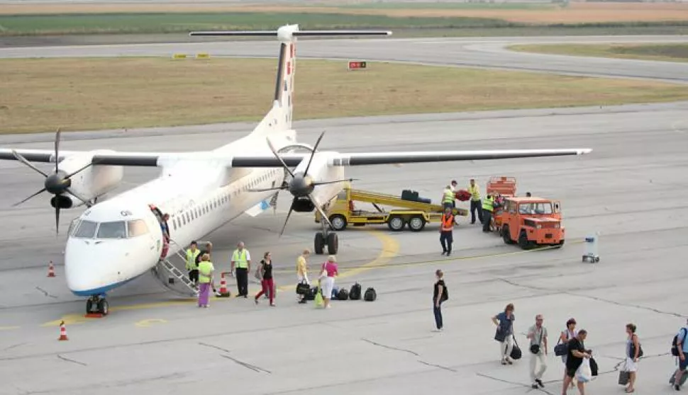 snimio Davor KIBEL,Klisa, 21.08.2013. Zračna luka Osijek, dolazak putnika iz Dubrovnika, - let Croatia airlines, putnici, avion 