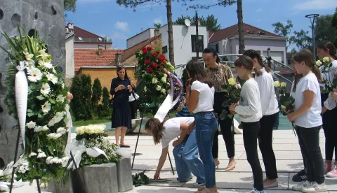 11.06.2022., Slavonski Brod - Pokraj spomenika "Prekinuto djetinjstvo" na Setalistu brace Radic polozeni vijenci i upaljene svijece u sklopu "Susreta sjecanja na djecu poginulu u Domovinskom ratu". 20. susret sjecanja na 402 djece poginule u Domovinskom ratu u Hrvatskoj "Mali kriz - velika zrtva".  Photo: Ivica Galovic/PIXSELL