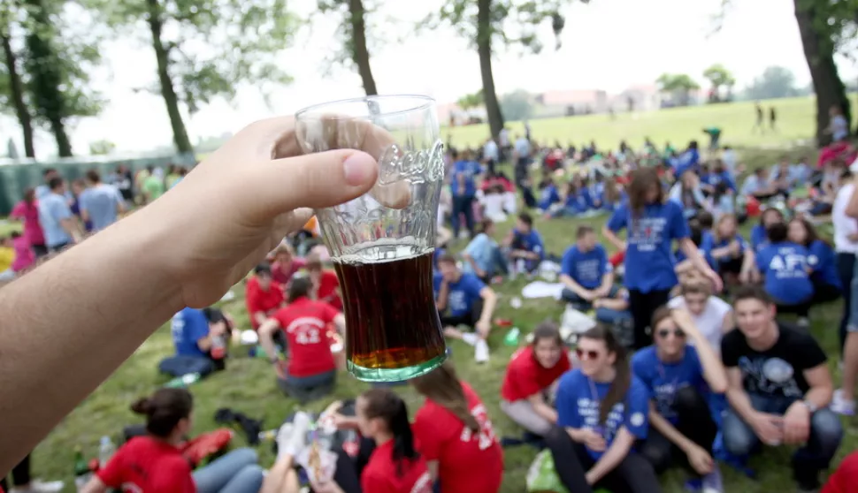 snimio Davor KIBEL,Osijek, 17.05.2013. Lijeva obala, ispraćaji maturanata, mautranti, norijada, alkohol, maloljetnici 