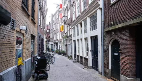 epa11993970 A general view shows Sint Nicolaasstraat in Amsterdam, The Netherlands, 28 March 2025. At least five people were injured in a stabbing incident on 27 March around Sint Nicolaasstraat, in the center of Amsterdam, and the suspect was arrested, Dutch police said. EPA/SIMON LENSKENS