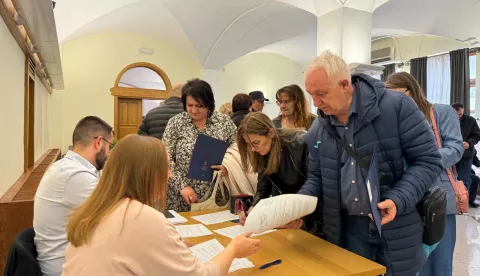 VINKOVCIU Vinkovcima su uručeni ugovori udrugama iz područja socijalne i zdravstvene skrbi, humanitarnog djelovanja, rada s mladima te braniteljskim i stradalničkim udrugama, koje su svoje programe kandidirale za sredstva iz gradskog proračuna.1. travnja 2025.
