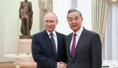 epa12003273 Russian President Vladimir Putin (L) and Chinese Foreign Minister Wang Yi shake hands as they pose for photos before a meeting at the Kremlin in Moscow, Russia, 01 April 2025. China's top diplomat Wang Yi is on a three-day working visit to Russia. EPA/GRIGORY SYSOEV/SPUTNIK/KREMLIN/POOL MANDATORY CREDIT