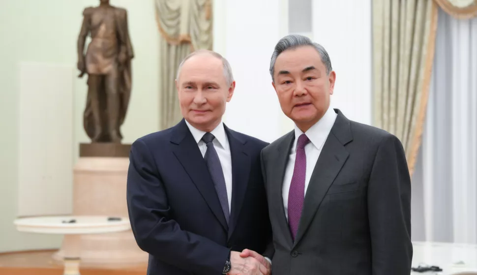 epa12003273 Russian President Vladimir Putin (L) and Chinese Foreign Minister Wang Yi shake hands as they pose for photos before a meeting at the Kremlin in Moscow, Russia, 01 April 2025. China's top diplomat Wang Yi is on a three-day working visit to Russia. EPA/GRIGORY SYSOEV/SPUTNIK/KREMLIN/POOL MANDATORY CREDIT