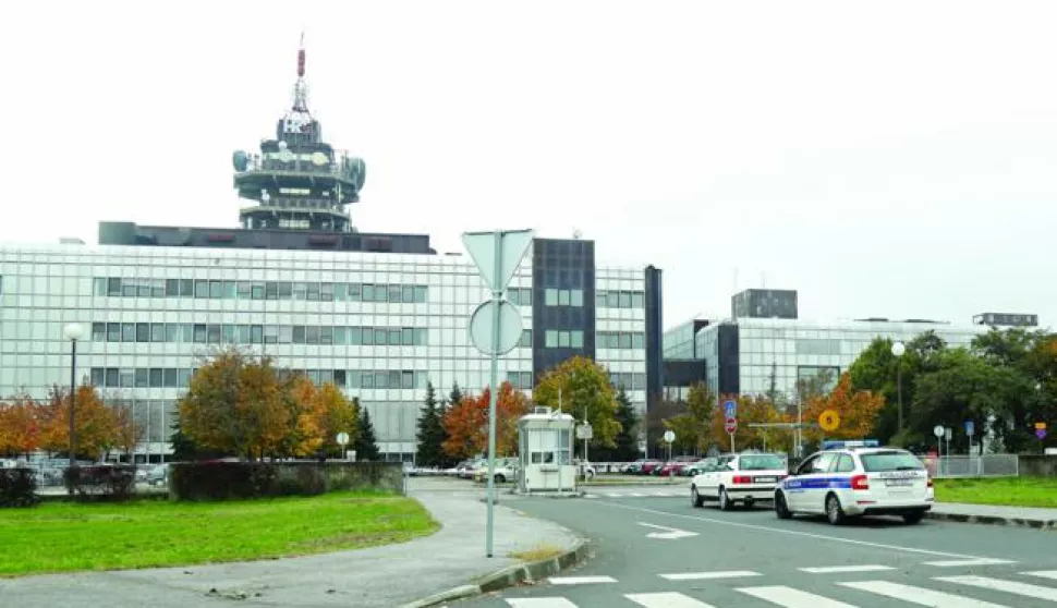 Zagreb, 23.10.2016 - Ispred porte Hrvatske radiotelevizije (HRT) na Prisavlju u nedjelju ujutro mukarac je doao s ručnom bombom prijeteći da će se raznijeti zbog nekih osobnih zahtjeva i problema i u međuvremenu je predao bombu protueksplozijskoj slubi Policijske uprave zagrebačke i nema ozlijeđenih osoba ni ugroze ivota, doznaje se u PUZ. Na slici vozilo policije ispred porte HRT-a na Slavonskoj aveniji u Zagrebu.foto HINA/ Damir SENČAR /ds