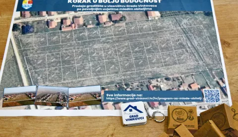 Vinkovci, 02.04.2025. - Gradska knjižnica i čitaonica Vinkovci. Potpisivanje ugovora o kupoprodaji gradilišta po povoljnijim uvjetima s mladim obiteljima. U suradnji s Ministarstvom prostornoga uređenja, graditeljstva i državne imovine, obitelji koje su kupile zemljišta u Mirkovcima na raspolaganju će imati besplatan građevinski materijal i dio priključaka.foto HINA/ Gordan PANIĆ/ gp