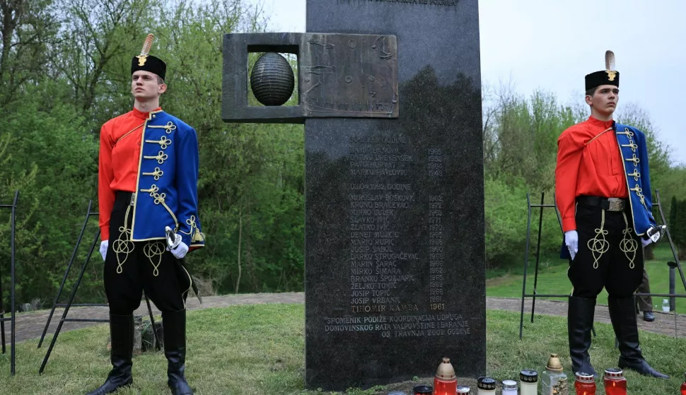 BELIŠĆE - Obilježena je 32. obljetnica akcije "Baranja", kojom su pripadnici 107. brigade HV-a, "Vukova s Drave", 3. travnja 1992. pokušali osloboditi okupiranu Baranju, odakle je u to doba Valpovština bila svakodnevno granatirana. Održana je memorijalna utrka "Život za život" od spomenika 107. brigade u Valpovu do središta Belišća te svečani mimohod od mosta u Belišću do spomenika poginulim pripadnicima 107. brigade na lijevoj obali Drave, gdje su položeni vijenci i zapaljene svijeće. Obilježavanju su, među ostalima, nazočili i obnašatelj dužnosti župana Mato Lukić te državni tajnik Ministarstva branitelja Špiro Janović.Podsjetimo, u akciji je sudjelovalo oko 1800 vojnika, ranjeno ih je 85, a poginulo 15 pripadnika brigade. 3. travnja 2024.