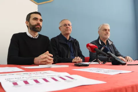 Osijek, 02. 024. 2025, Press povodom štrajka prosvetara u četvrtak. Čelnici sindikata, Matija Kroflin, Nezavisni sindikat znanosti i visokog obrazovanja, Željko Stipić, Školski sindikat Preprorod, i Zrinko Turalija, Nezavisni sindikat zaposlenih u srednjim školama.snimio GOJKO MITIĆ