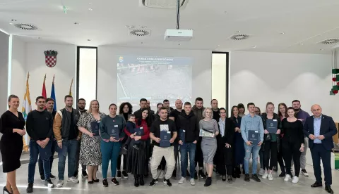 VINKOVCIMladih 28 obitelji potpisalo je ugovore kojima su postali vlasnici zemljišta kupljenih na licitaciji prošlog tjedna i mogu početi planirati gradnju obiteljskih kuća. 2. travnja 2025.