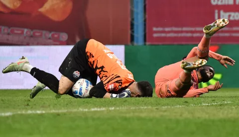 02.04.2025., Gradski stadion "Ivan Kusek Apas", Koprivnica - SuperSport Hrvatski nogometni kup 2024./25., polufinale, NK Slaven Belupo - NK Osijek. Ivan Covic i Hernani Fortes Photo: Vjeran Zganec Rogulja/PIXSELL