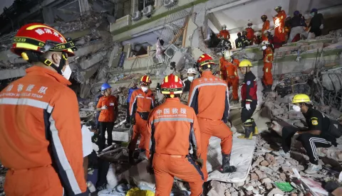 epa11999810 Myanmar and China rescuers search for victims at the Sky Villa in Mandalay, Myanmar, 30 March 2025. More than 1,600 people have been killed and thousands injured after a 7.7-magnitude earthquake struck the country on 28 March, according to the Myanmar government. EPA/NYEIN CHAN NAING