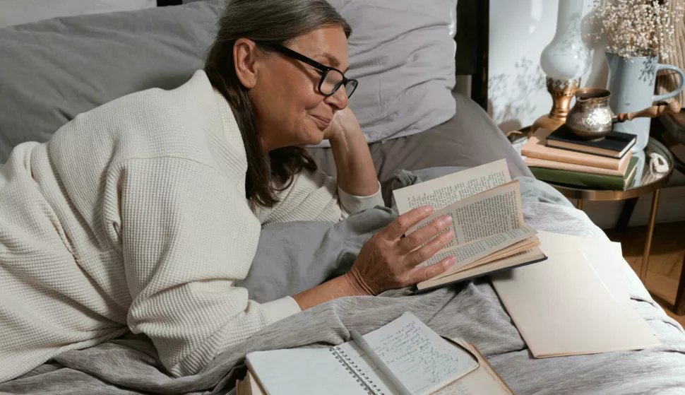 starija žena čita
