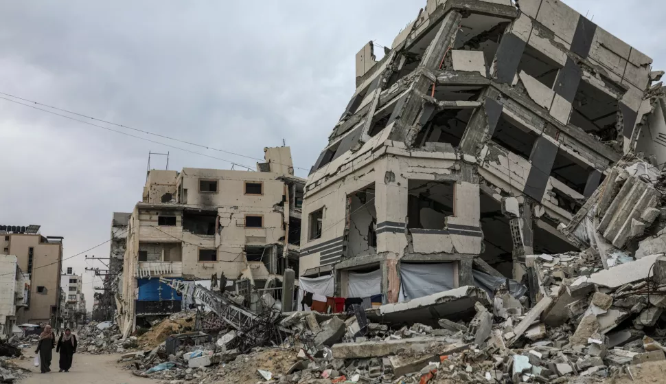 epa12003922 Internally displaced Palestinians walk along a street near the rubble of destroyed buidlings after fleeing northern Gaza following an Israeli army evacuation order, in Gaza City, Gaza Strip, 01 April 2025. More than 50,000 Palestinians have been killed in the Gaza Strip, according to the Palestinian Ministry of Health, since Israel launched a military campaign in the strip in response to a cross-border attack led by the Palestinian militant group Hamas on 07 October 2023, in which about 1,200 Israelis were killed and more than 250 taken hostage. EPA/MOHAMMED SABER