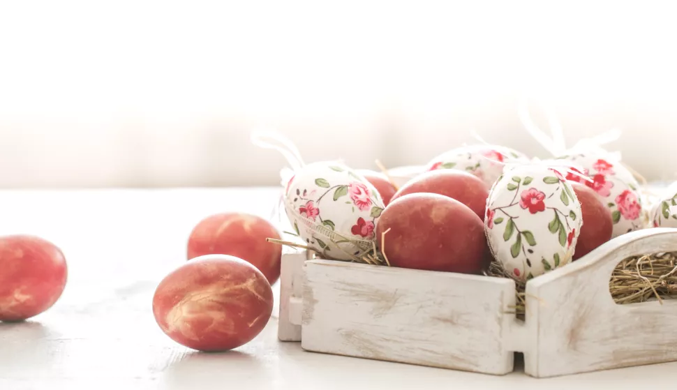 Easter background with a basket and red eggs with flowers, the bright interior, the concept of the Easter holidaysuskrs, bojanje farbanje jaja, jaje, košara, majka kći, zečica, ilustracijafreepik