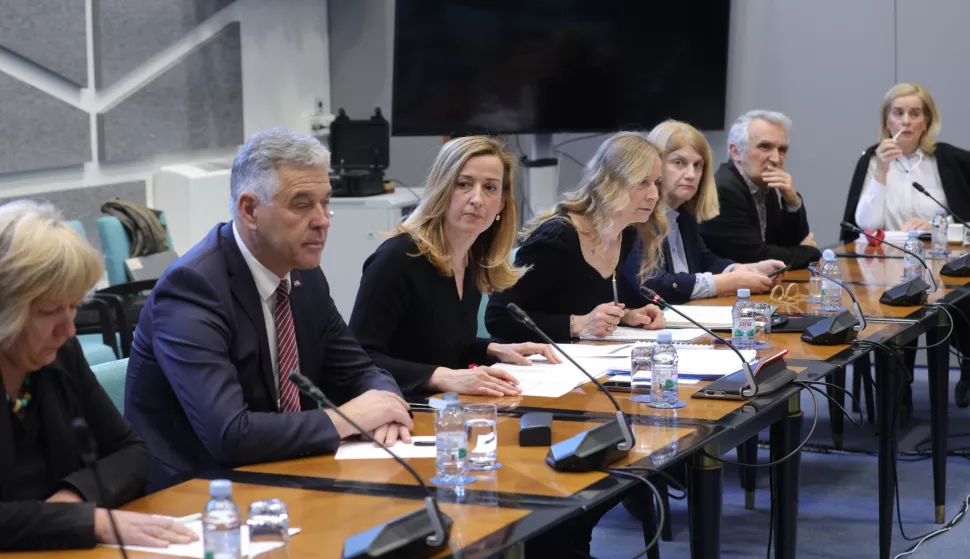 Zagreb.3.4.2025.- Održana je 2. sjednica Nacionalnog vijeća za praćenje provedbe Strategije suzbijanja korupcije.Na slici Klarić Tomislav i Mirela Ahmetović.foto HINA/ Tomislav Pavlek/ tp