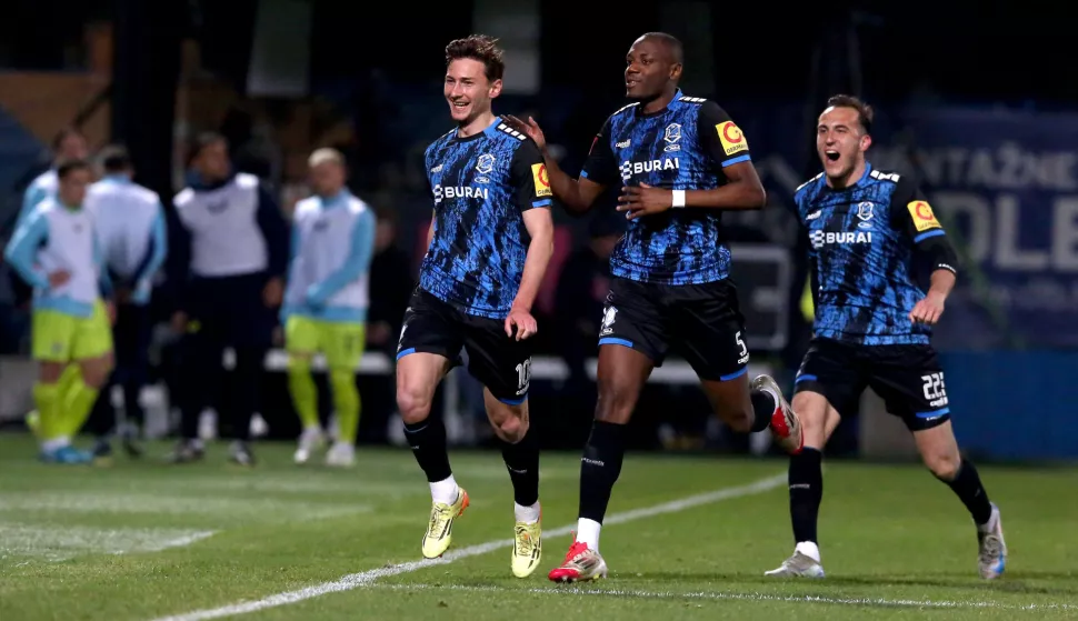 Vara?din, 30.3.2025.- Susret 27. kola HNL-a Vara?din - Dinamo na Gradskom stadionu u Vara?dinu. Na slici Dimitar Mitrovski, Lamine BA i Luka Mami?. foto HINA/ Daniel KASAP/ ua