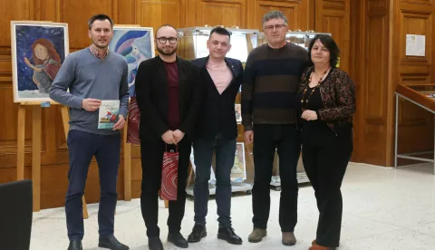 BELIŠĆEGradska knjižnica i čitaonica Belišće otvorila je bogat izložbeni program pod nazivom "Bajke i baština", koji uključuje čak dvije izložbe organizirane u povodu Međunarodnog dana dječje knjige, koji se obilježava 2. travnja, na dan rođenja Hansa Christiana Andersena.travanj 2025.