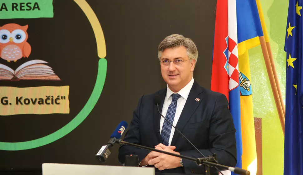 Duga Resa, 03.04.2025 - Predsjednik Vlade RH Andrej Plenkovi?, ministri Radovan Fuchs i Tomo Medved posjetili su danas Dugu Resu gdje su ih u O? "Ivan Goran Kova?i?" do?ekali ?upanica Martina Furdek Hajdin, gradona?elnik Duge Rese Tomislav Boljar i ravnateljica ?kole Marina Brozovi?. Tom prilikom premijer je sve?ano otvorio gradnju trodijelne sportske dvorane uz ?kolu, te obi?ao i gradili?te. Nakon toga posjetili su i gradili?te Centra za starije osobe, kapaciteta 151 korisnika. foto HINA/ Mladen VOLARI?/ ik