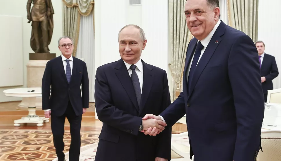 epa12003579 Russian President Vladimir Putin (C) shakes hands with Bosnian Serb leader Milorad Dodik (R) upon their meeting at the Kremlin in Moscow, Russia, 01 April 2025. Dodik arrived in the Russian capital despite an international arrest warrant issued against him. EPA/MIKHAIL TERESHCHENKO/SPUTNIK/KREMLIN POOL MANDATORY CREDIT