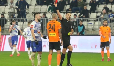 Osijek, 24. 01. 2025, Opus Arena. Nogomet. SuperSport HNL 24/25. Osijek - Šibenik. Igrač Šibenika Roberto Punčec (24, crveni karton).snimio GOJKO MITIĆ