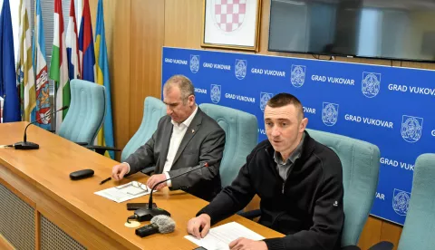 Vukovar, 25.3.2025.- Konferencija za novinare vukovarskog gradona?elnika Ivana Penave o nastavku provo?enja mjere "Grad koji brine" kojom Grad jednokratnom nov?anom naknadom poma?e vukovarskim umirovljenicima odr?ana je u Gradskoj vije?nici Grada Vukovara. Na fotografiji pro?elnik UO za obrazovanje, sport i branitelje Darko Dimi? i gradona?elnik Ivan Penava. foto HINA/ Gordan Pani?/ gp