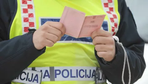 ?06.04.2014., Sibenska Dubrava - Policija kontrolira promet u Sibensko-kninskoj zupaniji. Photo: Hrvoje Jelavic/PIXSELL------crna3 st color