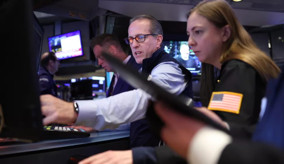 epa12007736 Traders work on the floor at the Opening Bell of the New York Stock Exchange in New York, New York, USA, 03 April 2025. World financial markets are reacting to reciprocal tariffs that US President Donald Trump implemented on 02 April. EPA/JUSTIN LANE